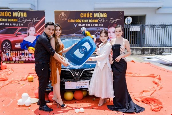 Hai co-founder GoodCharme chúc mừng GĐKD Bạch Tuyết